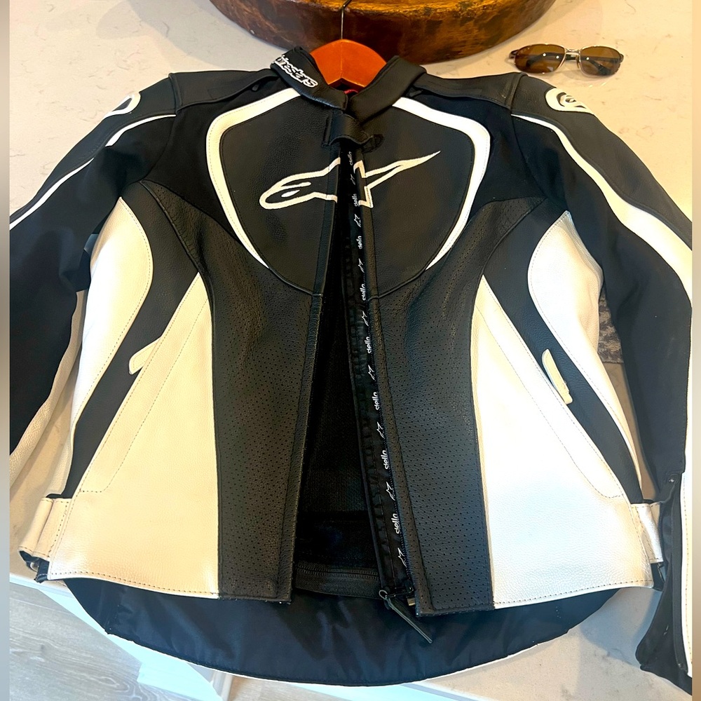 Alpinestars Stella Jaws Airflow Leather Jacket  size 8 
Motorcycle CE Bio Armor